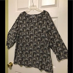 Black and white 3/4 Sleeve Scoop Neck 3x top